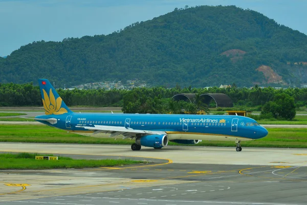 Passenger airplane at Da Nang Airport — Stock Photo, Image