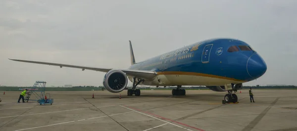 Passenger airplane at Da Nang Airport — Stock Photo, Image