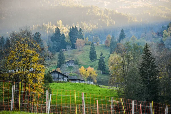 Landschaft mit Bergdorf im Herbst — Stockfoto