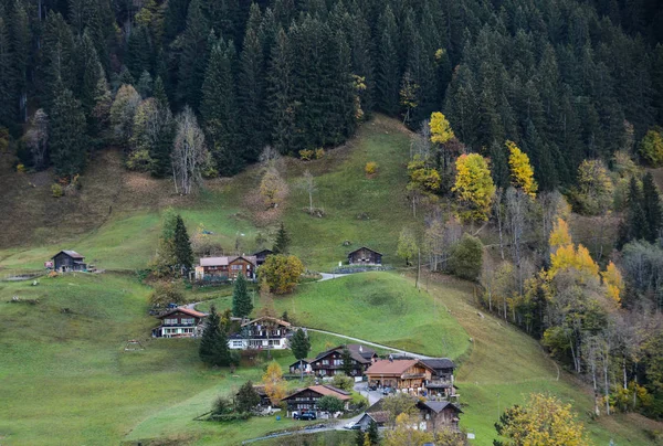 Landschap met bergdorp in de herfst — Stockfoto