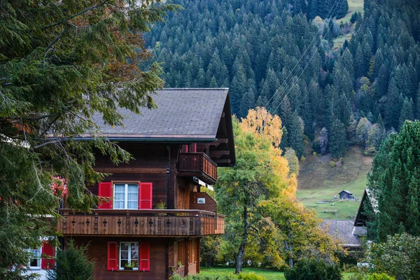 Landschap met bergdorp in de herfst — Stockfoto