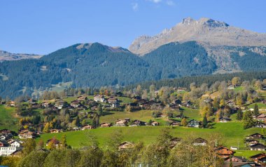 Sonbaharda dağ köyü ile Peyzaj 