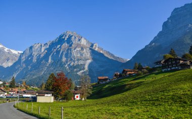 Sonbaharda dağ köyü ile Peyzaj 