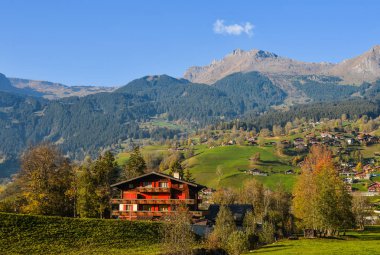 Sonbaharda dağ köyü ile Peyzaj 