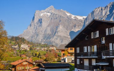 Sonbaharda dağ köyü ile Peyzaj 