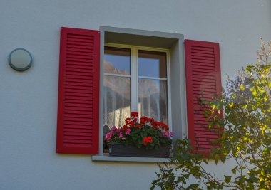 Çiçekle süslenmiş ahşap pencereler