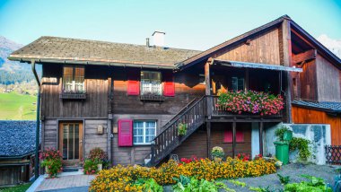 Sonbaharda dağ köyü ile Peyzaj 