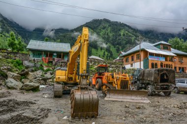 Yol yapımında çalışan ekskavatörler