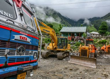 Yol yapımında çalışan ekskavatörler