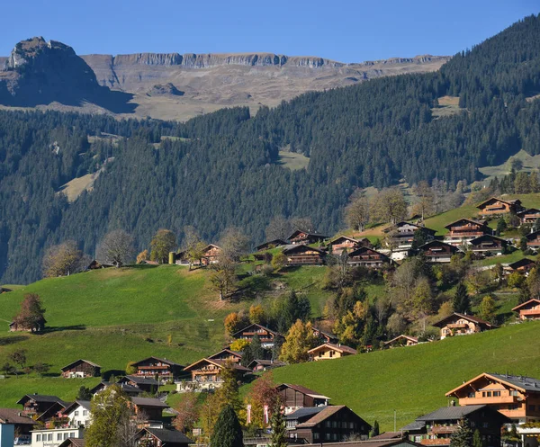 Paesaggio con villaggio di montagna in autunno — Foto Stock
