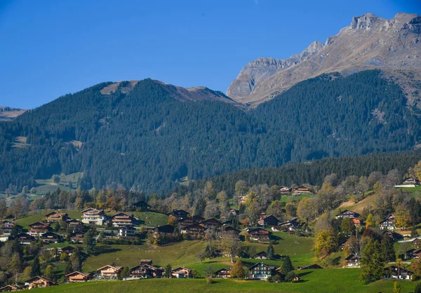 Paesaggio con villaggio di montagna in autunno — Foto Stock