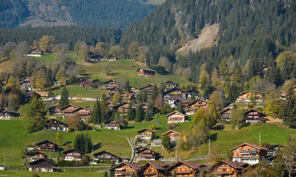 Paesaggio con villaggio di montagna in autunno — Foto Stock