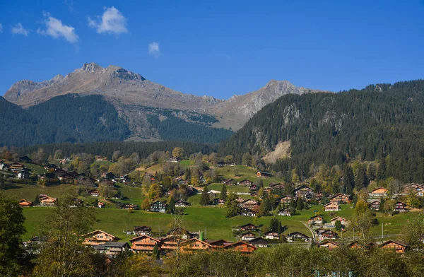 Paesaggio con villaggio di montagna in autunno — Foto Stock