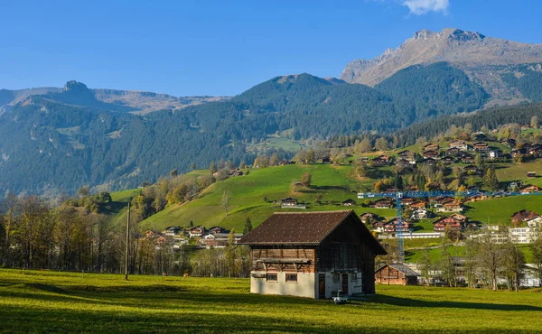 Paysage avec village de montagne en automne — Photo