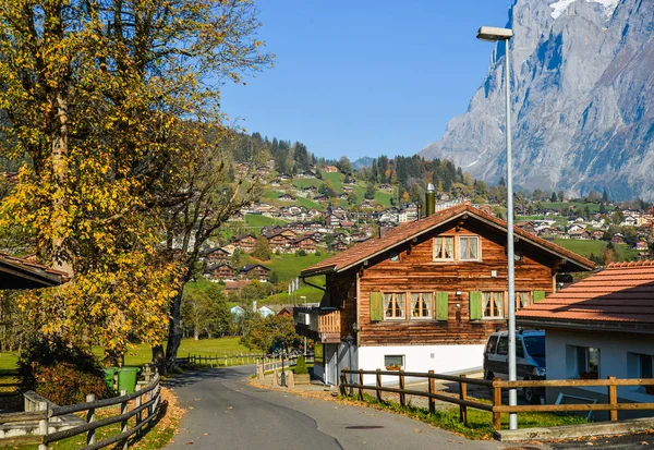 Paesaggio con villaggio di montagna in autunno — Foto Stock