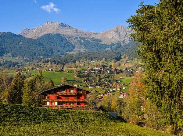 Paesaggio con villaggio di montagna in autunno — Foto Stock