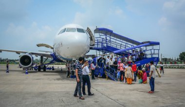 Jammu Havaalanı'na yanaşma yolcu uçağı