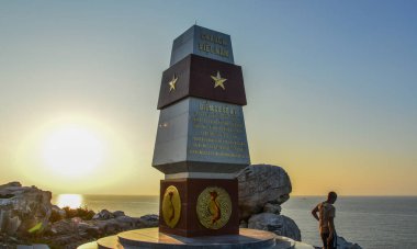 Güneşli bir günde adada sınır işareti 