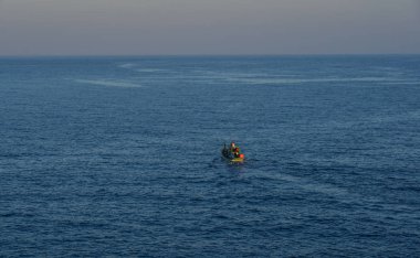 Denizde çalışan bir tekne 