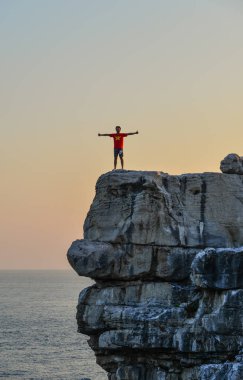 Kayanın üzerinde duran gezgin 