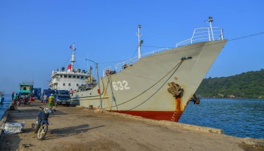 İskelede büyük feribot yanaşma