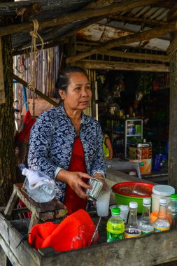 Bir satıcı sokakta aperatifler satıyor