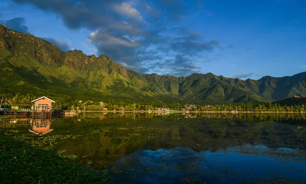 インド、スリナガルのダル湖の風景 — ストック写真