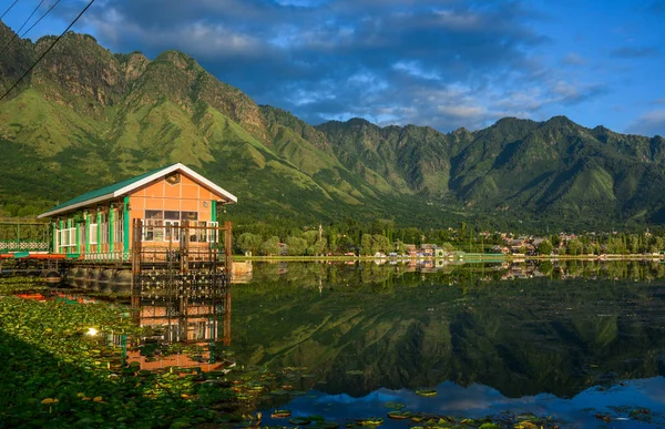 インド、スリナガルのダル湖の風景 — ストック写真