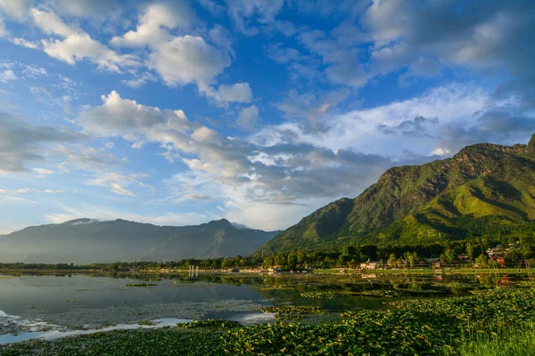 Landschap van dal Lake in Srinagar, India — Stockfoto