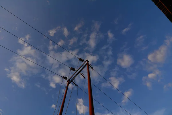 Gökyüzüne karşı eski elektrik direği — Stok fotoğraf