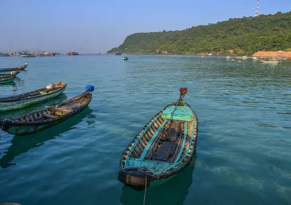 Barcos de madeira atracando na baía — Fotografia de Stock