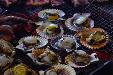 Japon restoranında ızgara deniz ürünleri
