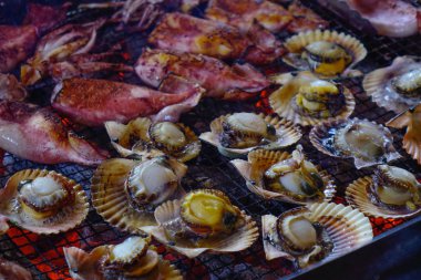 Japon restoranında ızgara deniz ürünleri