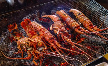 Japon restoranında ızgara deniz ürünleri