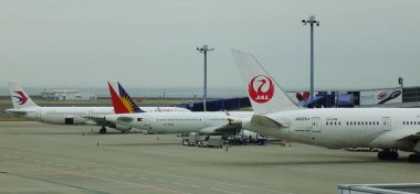 Nagoya Havaalanı'na yanaşma yolcu uçağı