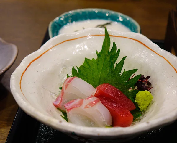 Sashimi de peixe em fatias mistas no gelo — Fotografia de Stock