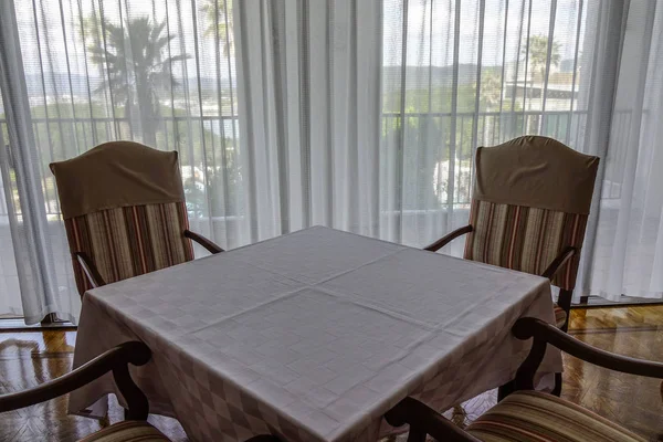 Stühle und Tisch in einem Luxusrestaurant — Stockfoto
