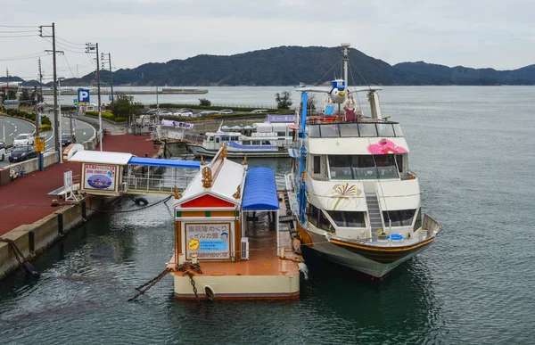 Туристические лодки на море в Мацусиме, Япония — стоковое фото