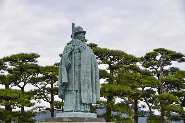 Estatua de Mikimoto Kokichi con pinos — Foto de Stock