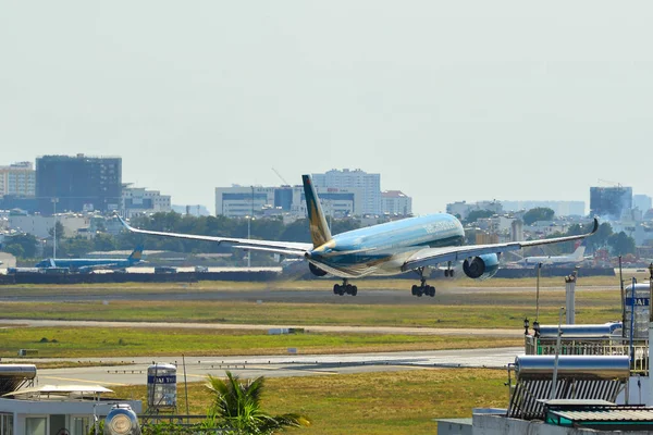 Passenger airplane landing at Saigon Airport — Stock Photo, Image