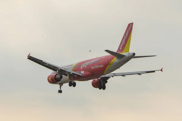 Utasszállító repülőgép leszállás a repülőtéren Saigon — Stock Fotó