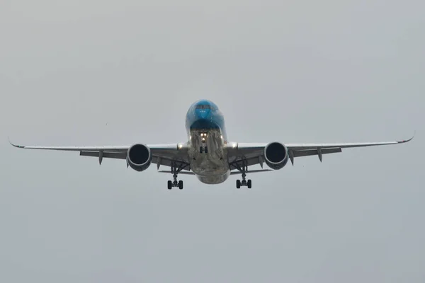 사이공 공항에 착륙 하는 여객기 — 스톡 사진