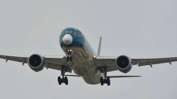 사이공 공항에 착륙 하는 여객기 — 스톡 사진