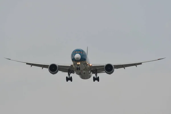 Посадка пассажирского самолета в аэропорту Сайгона — стоковое фото