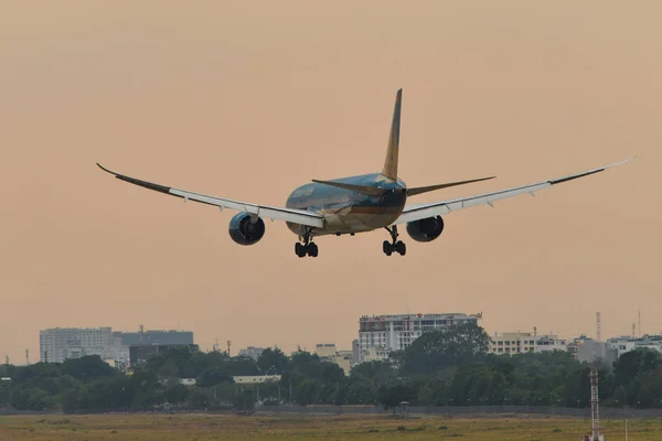 Avion de passagers atterrissant à l'aéroport de Saigon — Photo