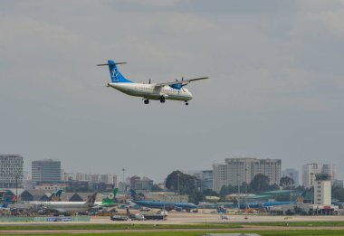 Uçak havaalanına iniyor. 