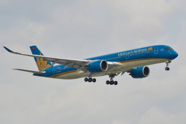 Uçak havaalanına iniyor. 