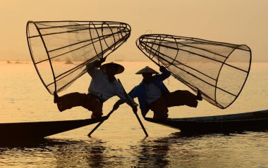 Gün doğumunda Inle Gölü'nde balık yakalamak 