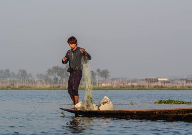 Inle Gölü'nde balık yakalamak, Myanmar