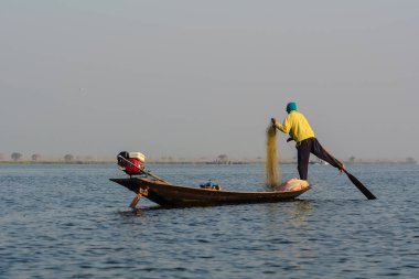 Inle Gölü'nde balık yakalamak, Myanmar